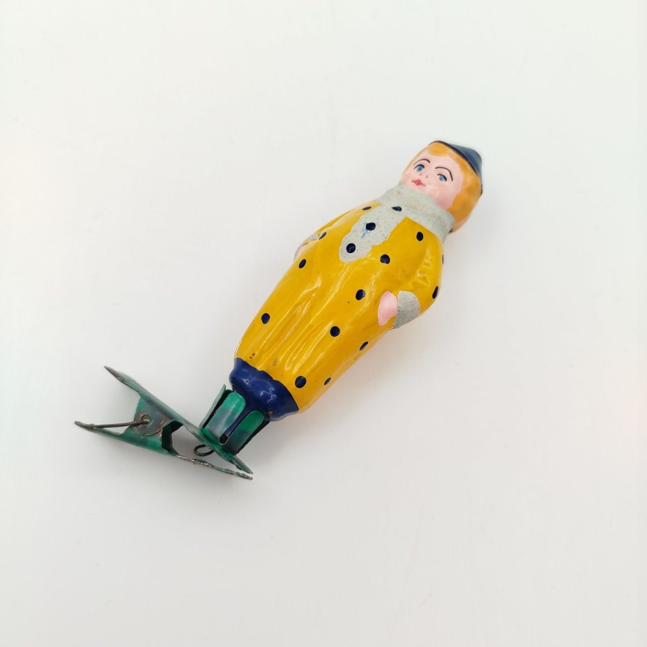 Игрушка ёлочная на прищепке "Ребенок в шарфике", стекло, роспись, металл, Завод стеклянных ёлочных украшений и оптических изделий, г. Москва, СССР, 1950-1960 гг.