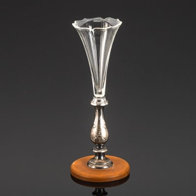 Ваза-солифлер  на фигурном основании с рельефным флоральным узором и туловом в виде цветочного бутона