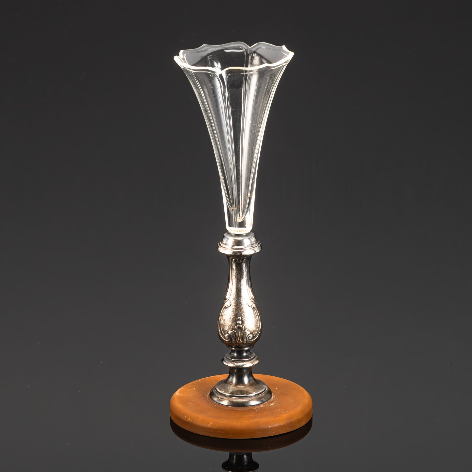 Ваза-солифлер  на фигурном основании с рельефным флоральным узором и туловом в виде цветочного бутона