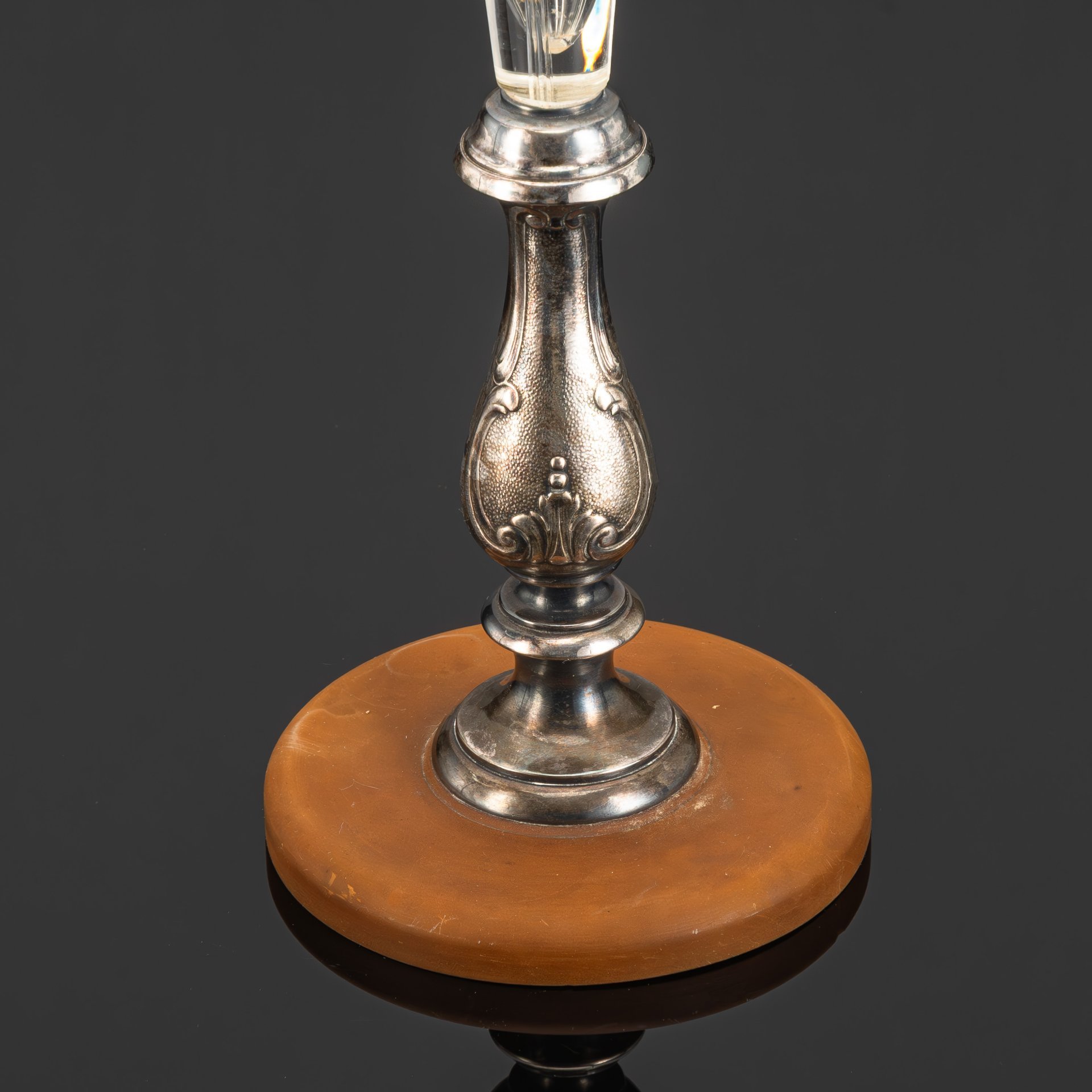 Ваза-солифлер  на фигурном основании с рельефным флоральным узором и туловом в виде цветочного бутона