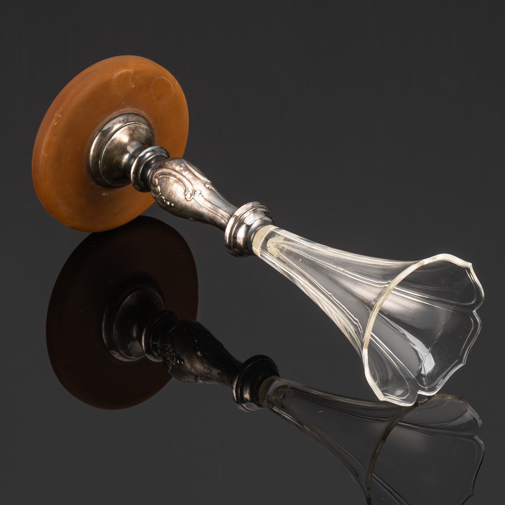 Ваза-солифлер  на фигурном основании с рельефным флоральным узором и туловом в виде цветочного бутона