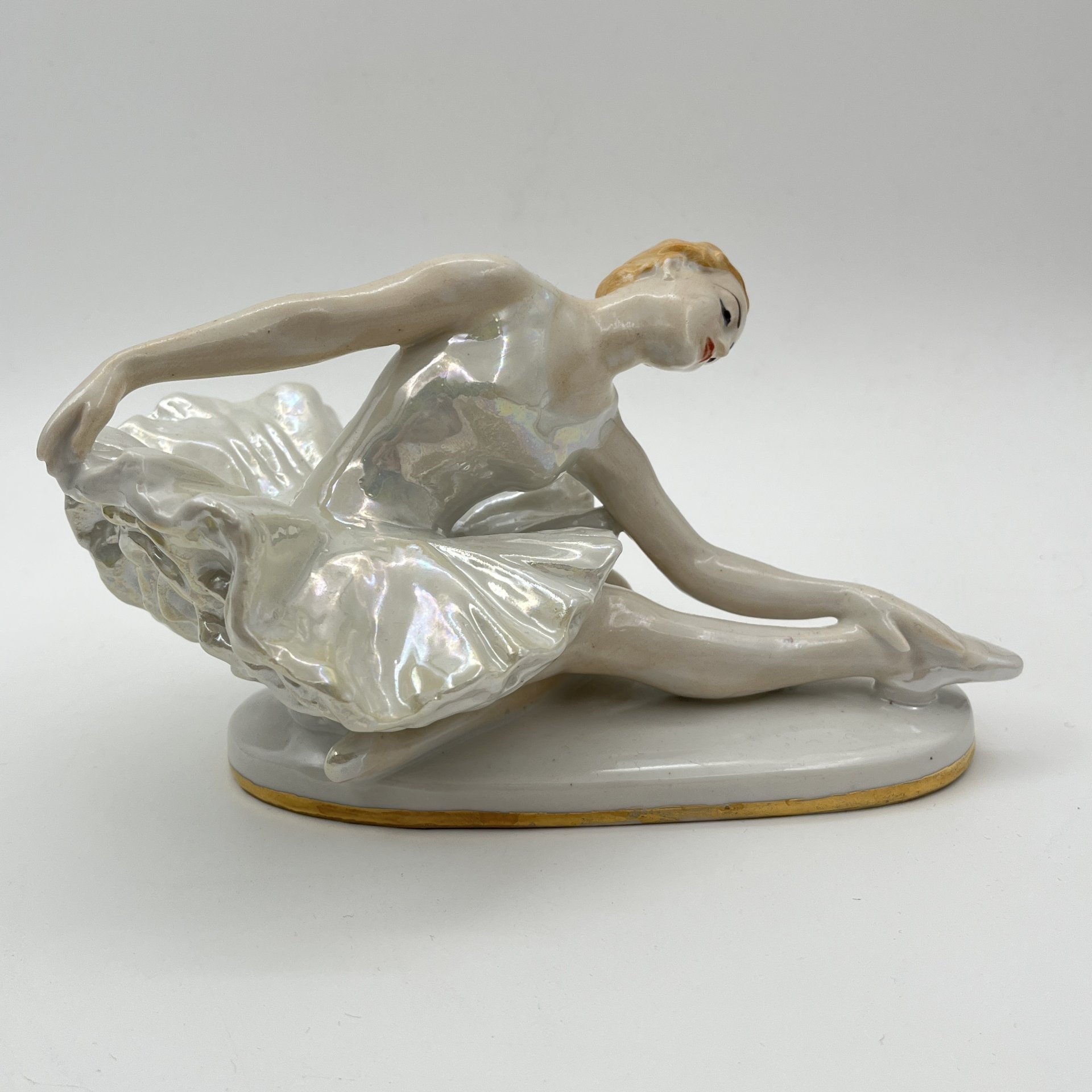 Статуэтка «Умирающий лебедь», скульптор Сычёв В.И., фарфор, роспись, люстр, золочение, Ленинградский завод фарфоровых изделий (ЛЗФИ), СССР, 1956-1967 гг.