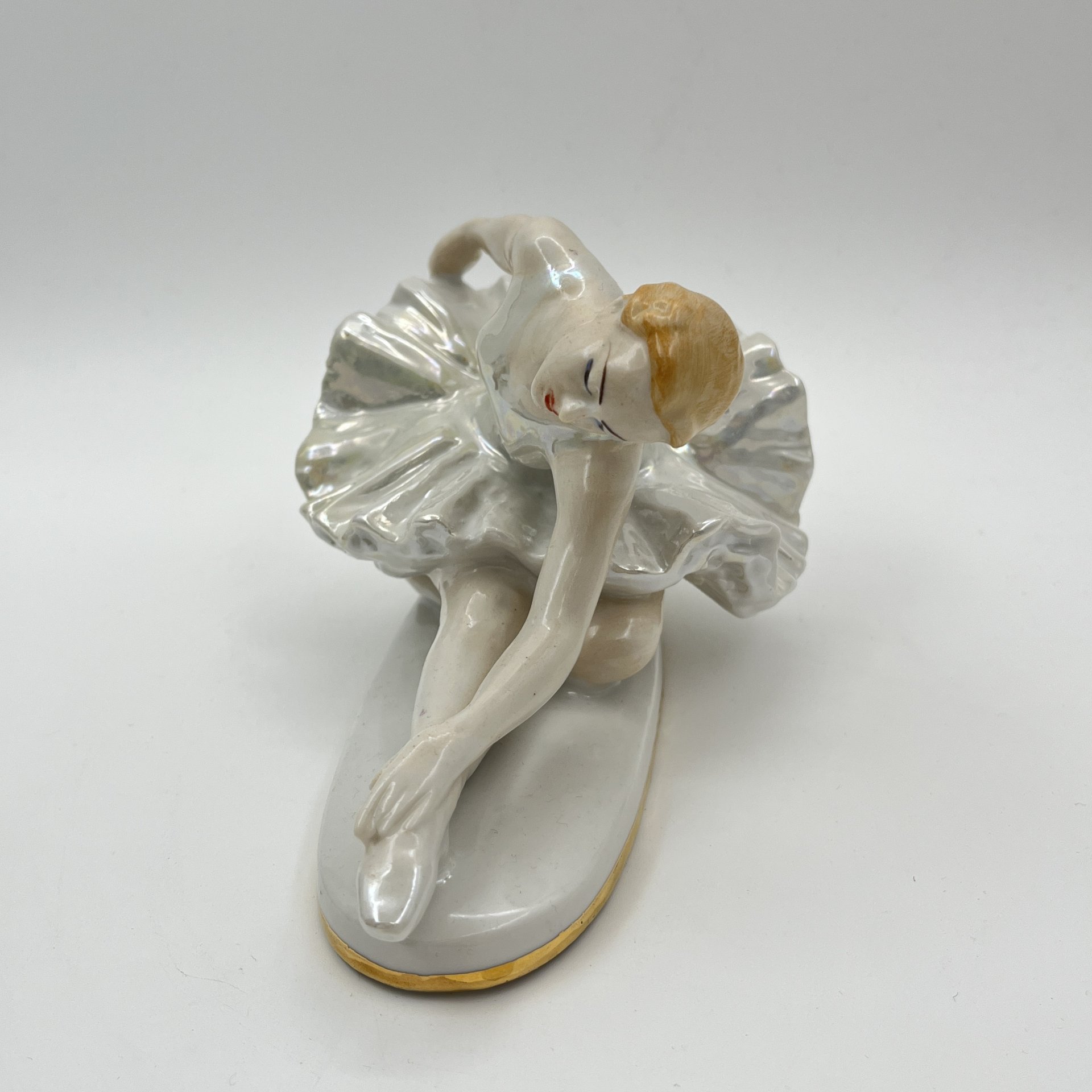 Статуэтка «Умирающий лебедь», скульптор Сычёв В.И., фарфор, роспись, люстр, золочение, Ленинградский завод фарфоровых изделий (ЛЗФИ), СССР, 1956-1967 гг.