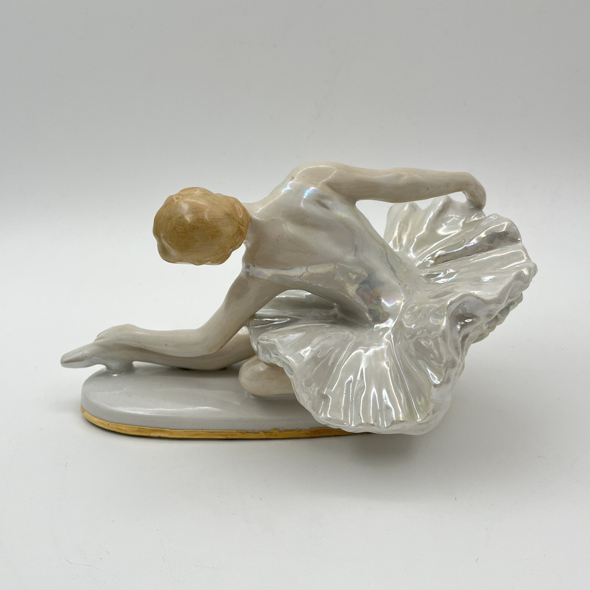 Статуэтка «Умирающий лебедь», скульптор Сычёв В.И., фарфор, роспись, люстр, золочение, Ленинградский завод фарфоровых изделий (ЛЗФИ), СССР, 1956-1967 гг.