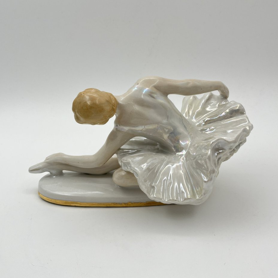 Статуэтка «Умирающий лебедь», скульптор Сычёв В.И., фарфор, роспись, люстр, золочение, Ленинградский завод фарфоровых изделий (ЛЗФИ), СССР, 1956-1967 гг.