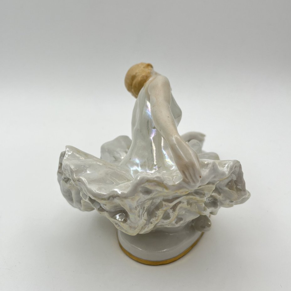 Статуэтка «Умирающий лебедь», скульптор Сычёв В.И., фарфор, роспись, люстр, золочение, Ленинградский завод фарфоровых изделий (ЛЗФИ), СССР, 1956-1967 гг.