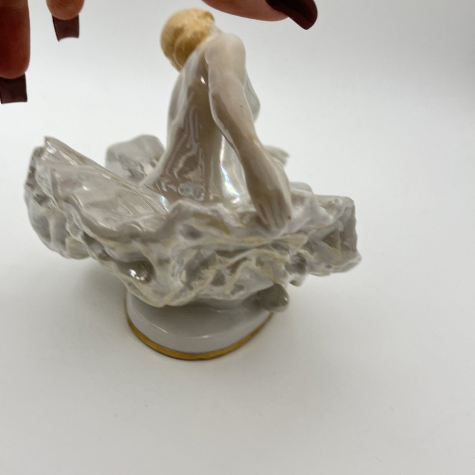 Статуэтка «Умирающий лебедь», скульптор Сычёв В.И., фарфор, роспись, люстр, золочение, Ленинградский завод фарфоровых изделий (ЛЗФИ), СССР, 1956-1967 гг.