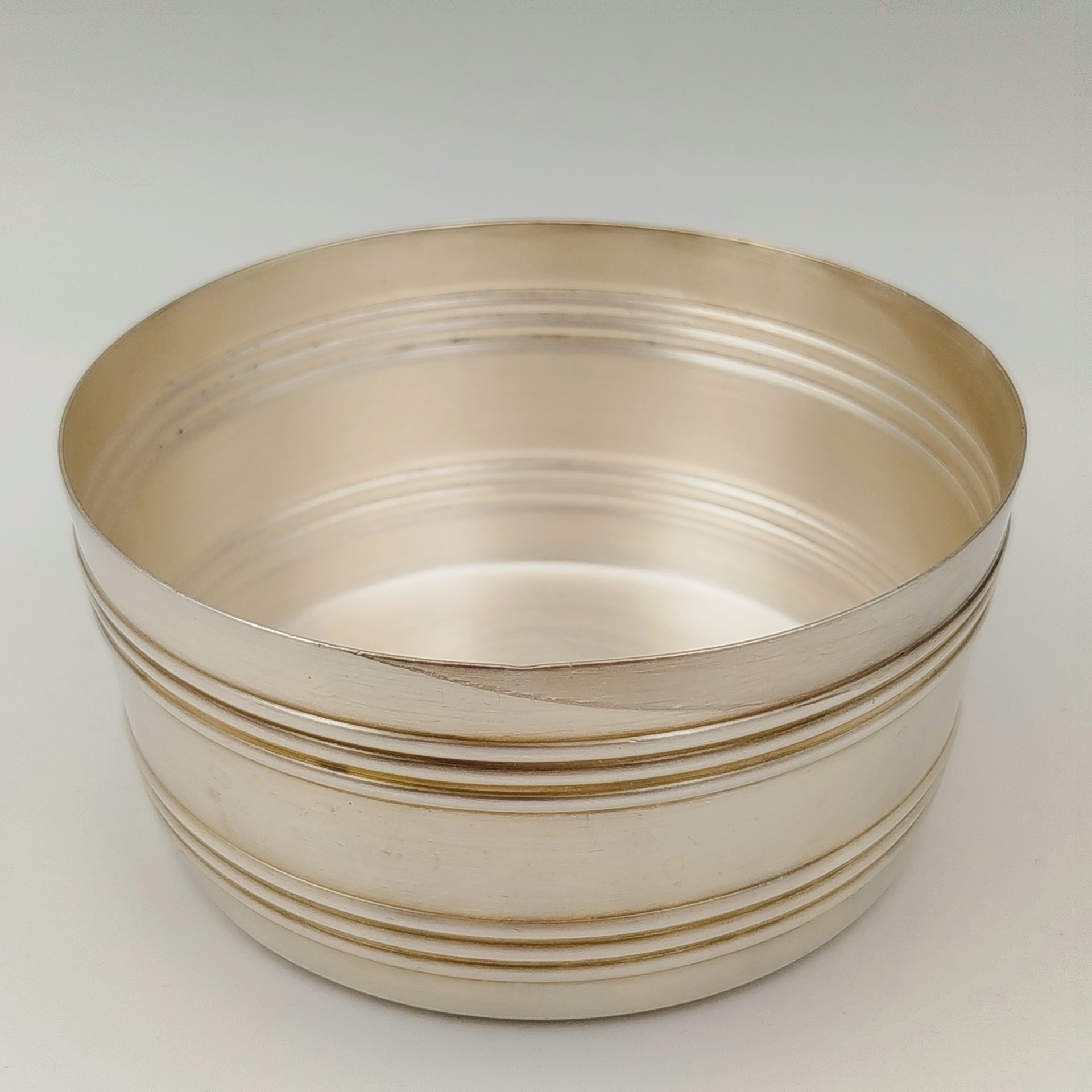 Икорница с линейным декором