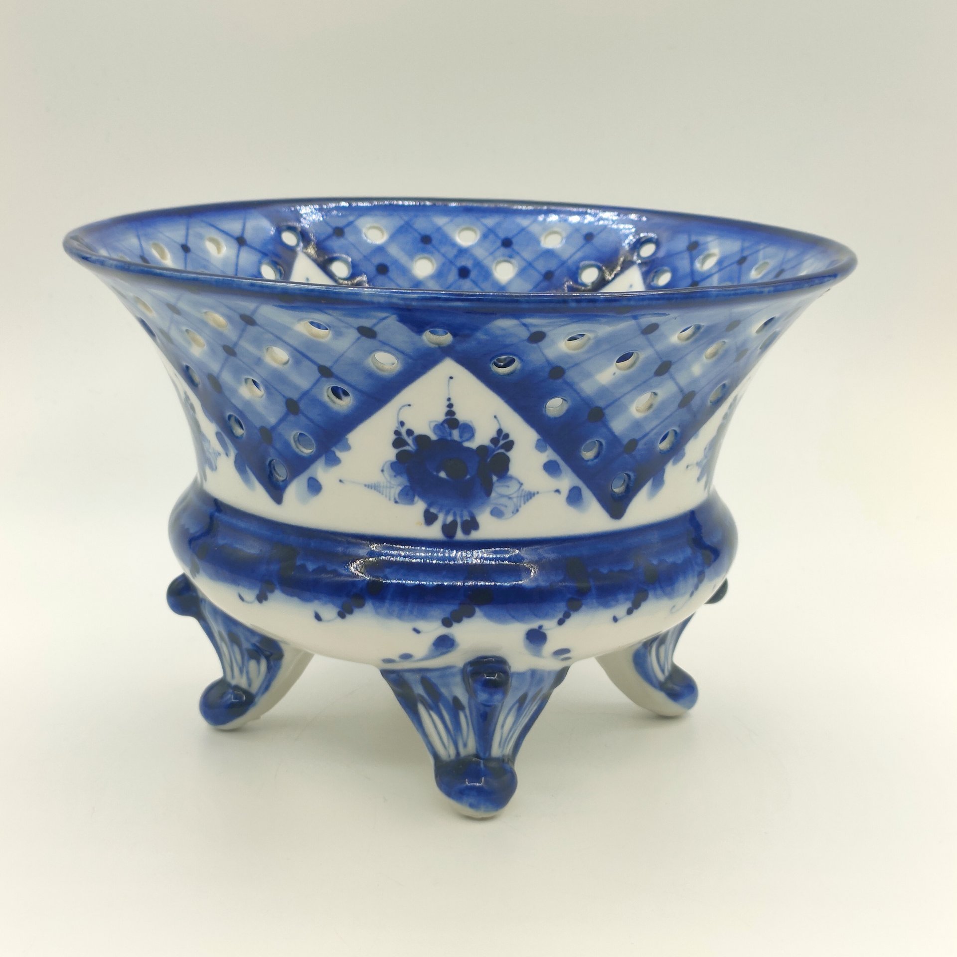 Сухарница с прорезным бортом и цветочным декором, авт. Рогов, Гжель, фарфор, роспись, Российская Федерация, 2000 г.