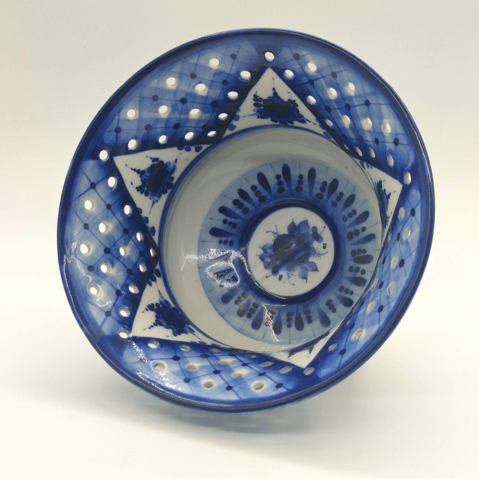 Сухарница с прорезным бортом и цветочным декором, авт. Рогов, Гжель, фарфор, роспись, Российская Федерация, 2000 г.