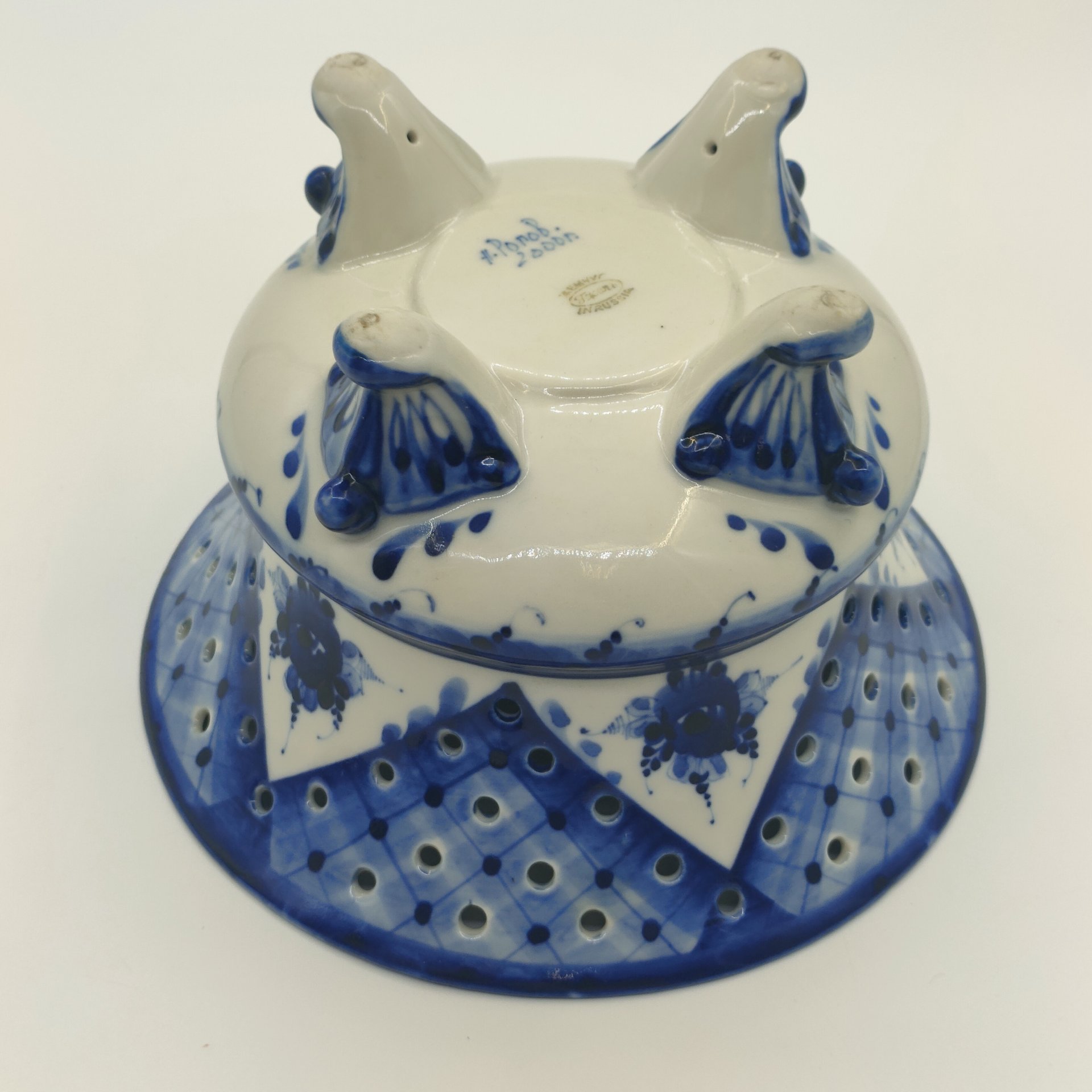 Сухарница с прорезным бортом и цветочным декором, авт. Рогов, Гжель, фарфор, роспись, Российская Федерация, 2000 г.