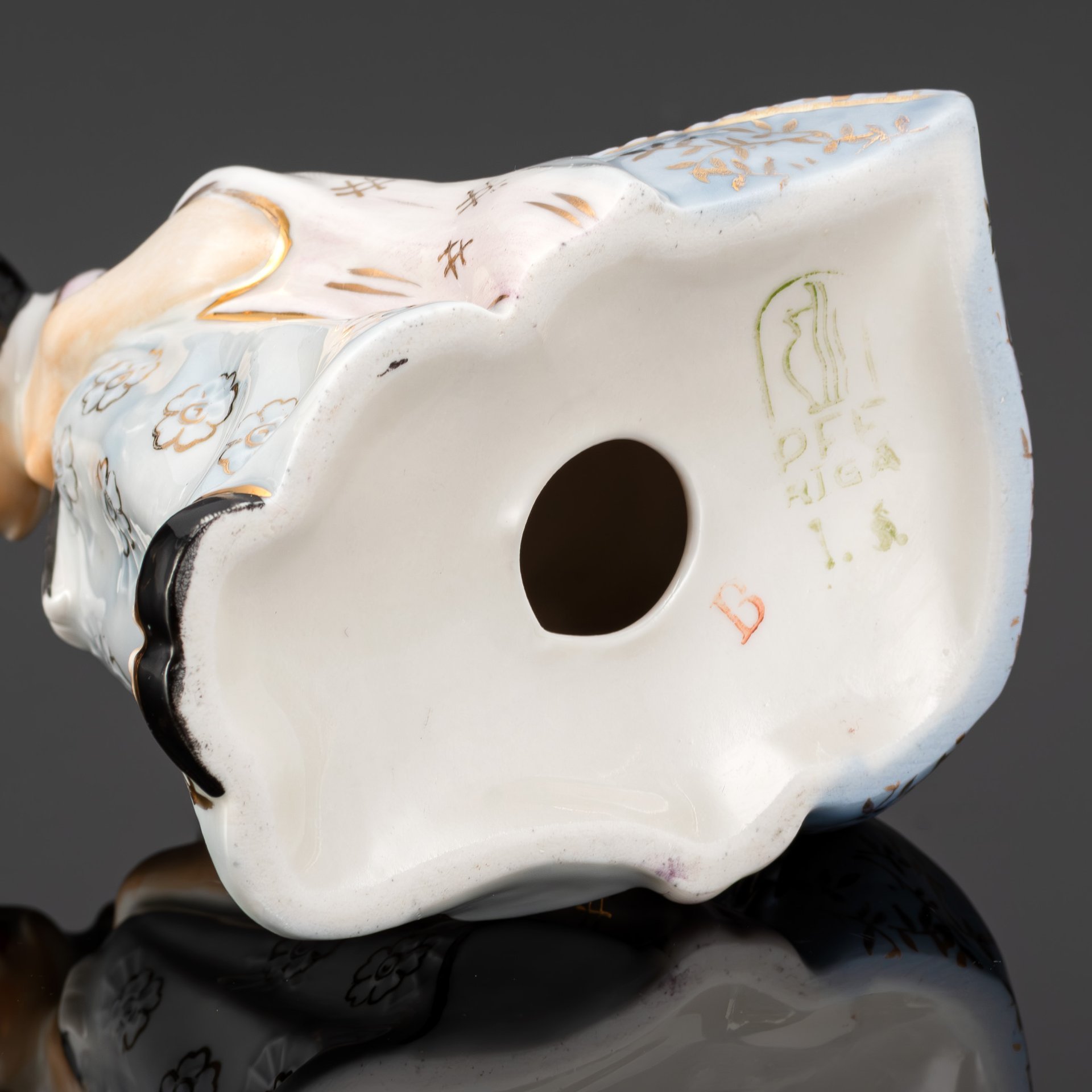 Статуэтка "Чио-чио-сан" (артистка Ф. Я. Яковлева в образе Мадам Баттерфляй), скульптор Р.И. Панцеховская