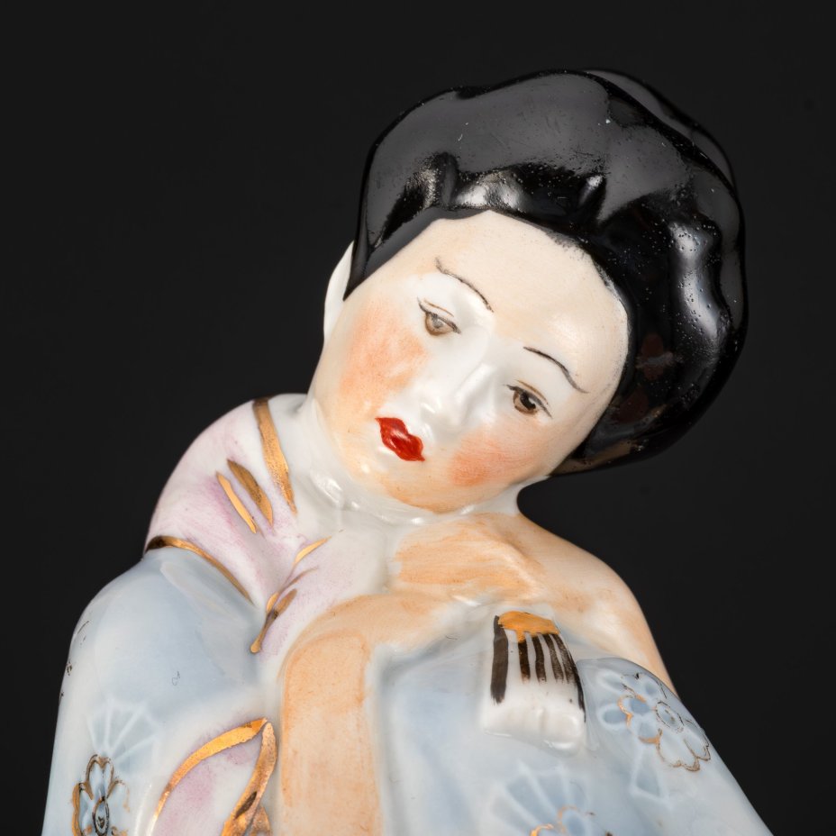 Статуэтка "Чио-чио-сан" (артистка Ф. Я. Яковлева в образе Мадам Баттерфляй), скульптор Р.И. Панцеховская