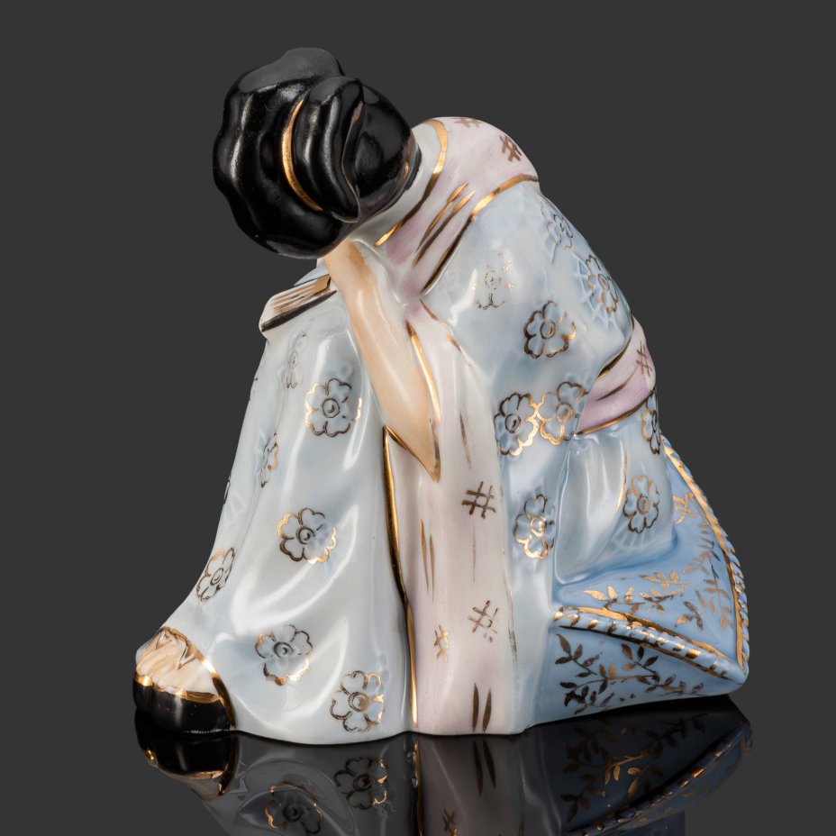 Статуэтка "Чио-чио-сан" (артистка Ф. Я. Яковлева в образе Мадам Баттерфляй), скульптор Р.И. Панцеховская, Рижский фарфорово-фаянсовый завод