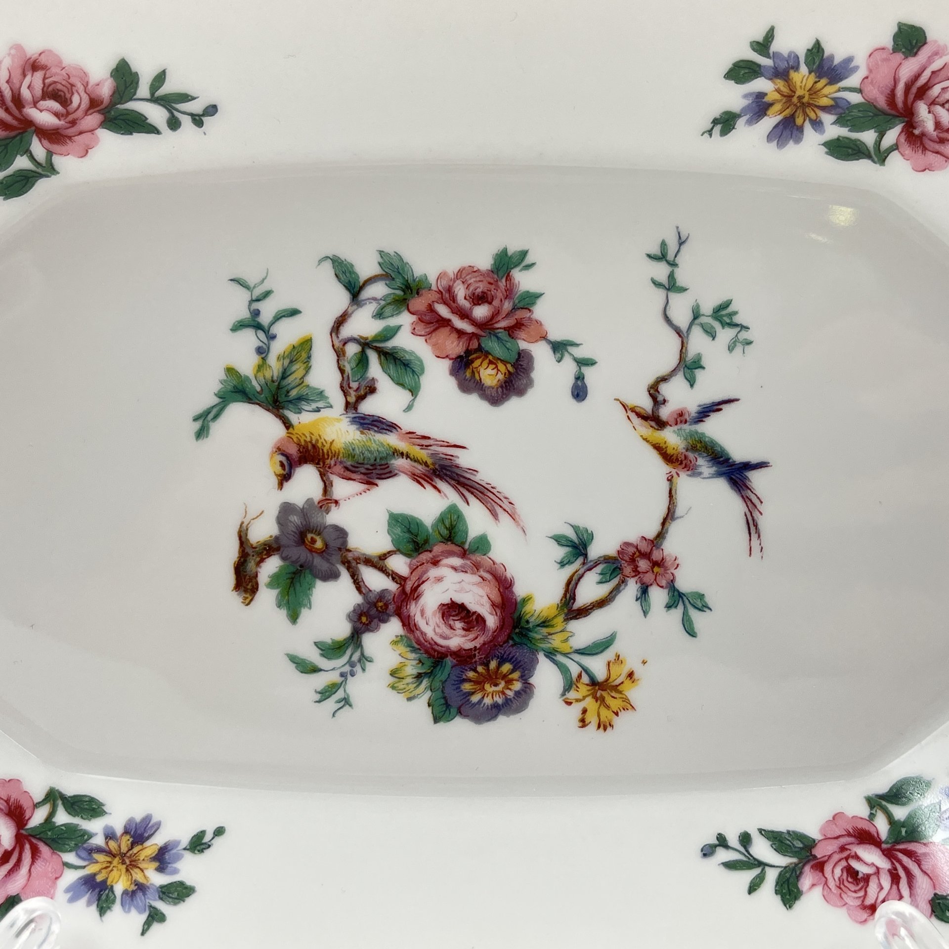 Миниатюрное блюдо (мелочница) в стиле Art Deco, украшенное изображением экзотических цветов и птиц, Cerabel porcelaine, фарфор, деколь, золочение, Бельгия, 1930-1950 гг.