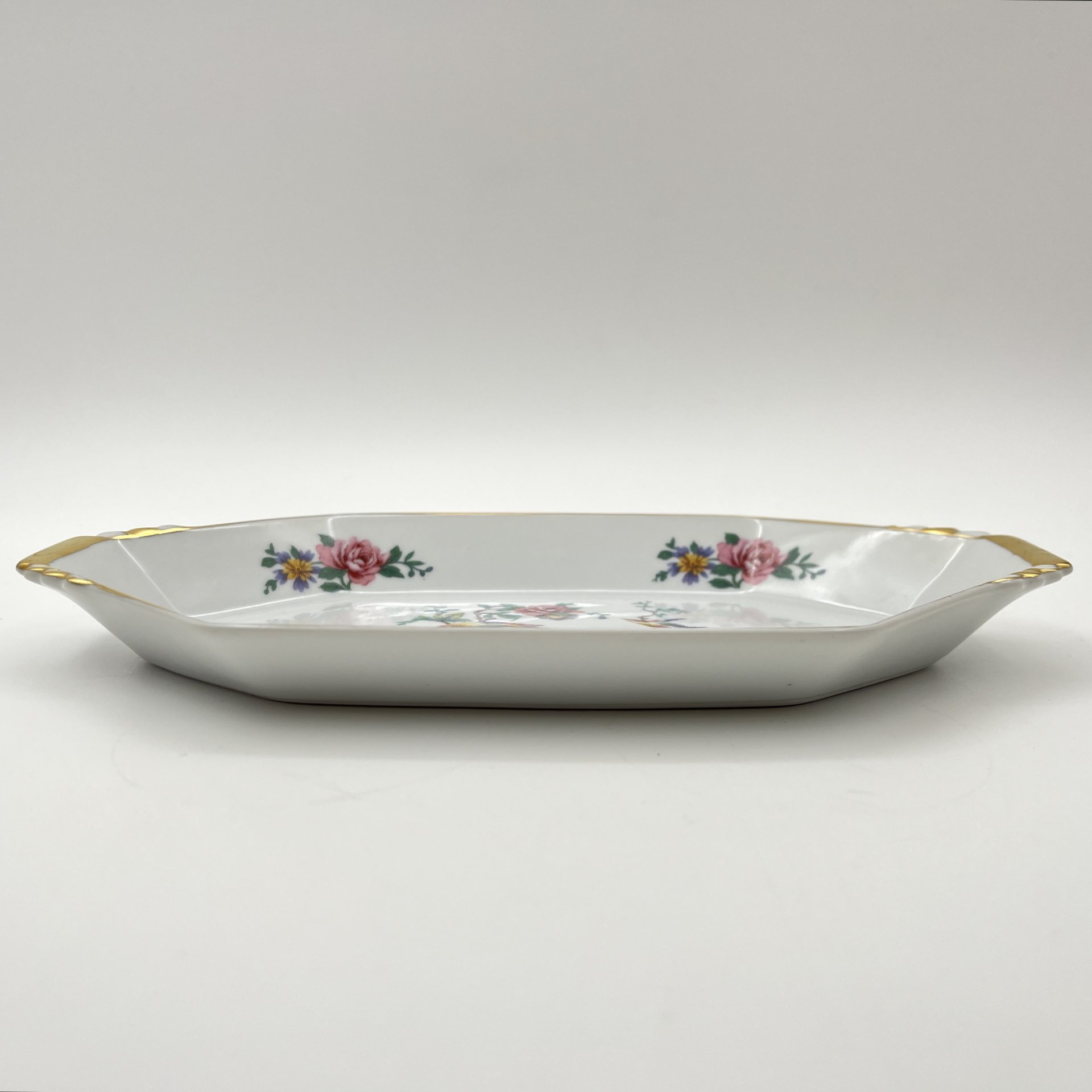 Миниатюрное блюдо (мелочница) в стиле Art Deco, украшенное изображением экзотических цветов и птиц, Cerabel porcelaine, фарфор, деколь, золочение, Бельгия, 1930-1950 гг.