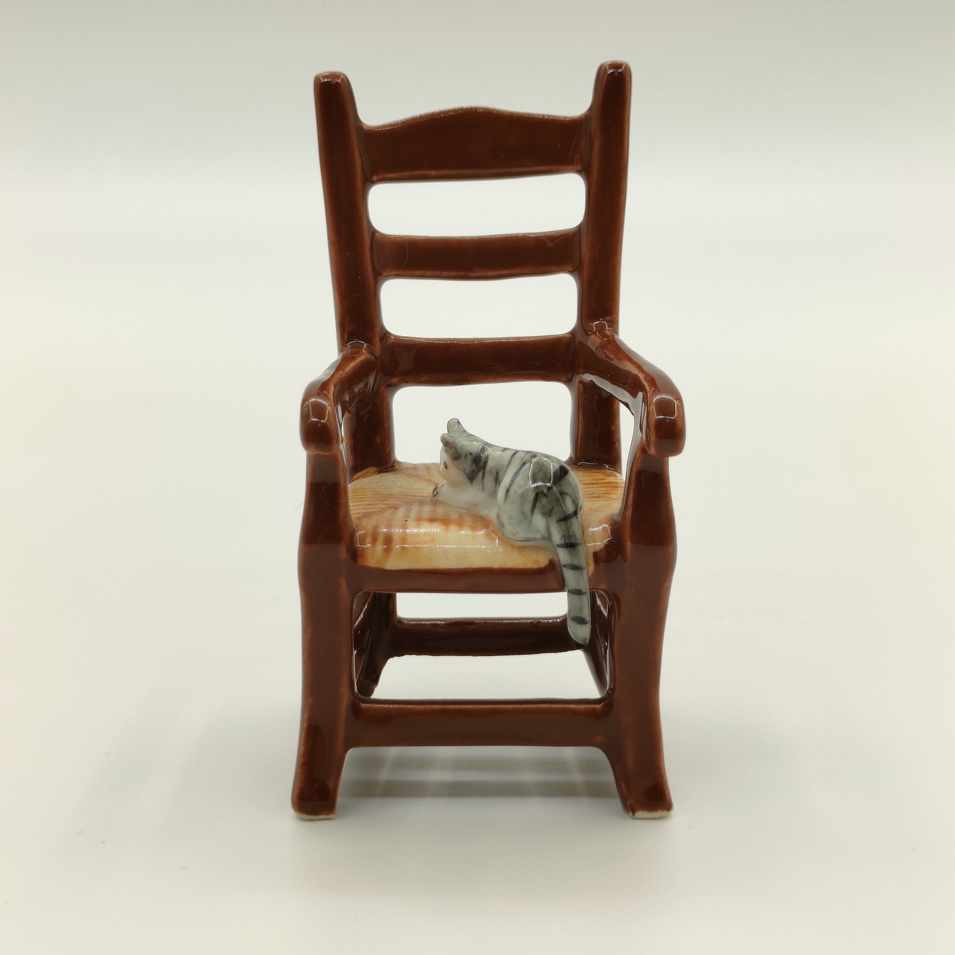 Статуэтка "Котенок на стуле", фарфор, роспись, Lefard (Лефард), Китай, 2000-2020 гг.