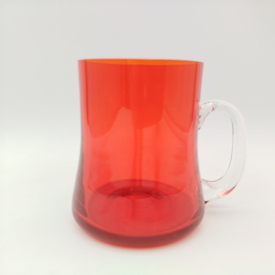 Кружка красного оттенка, цветное стекло, Западная Европа, 1980-2000 гг.