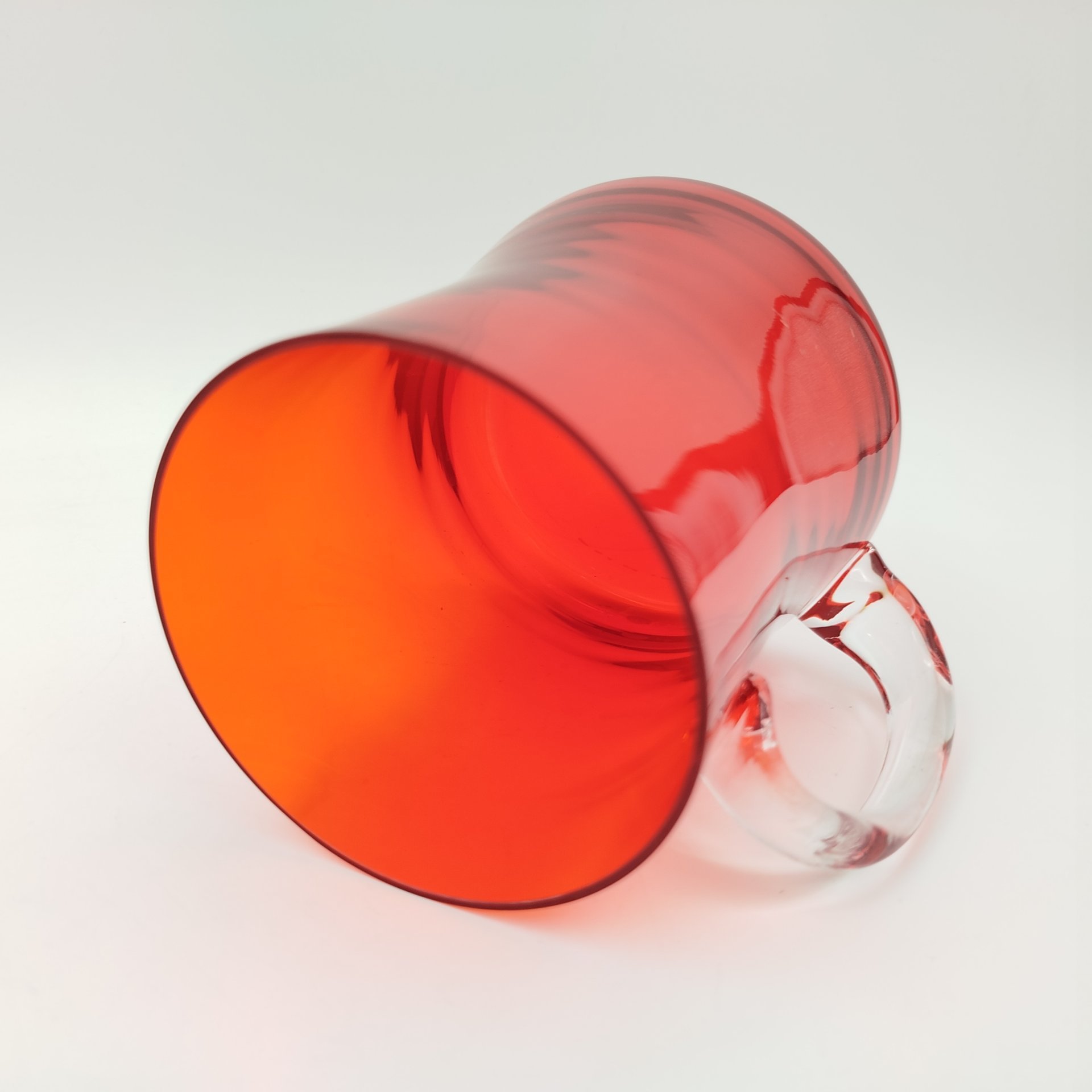 Кружка красного оттенка, цветное стекло, Западная Европа, 1980-2000 гг.