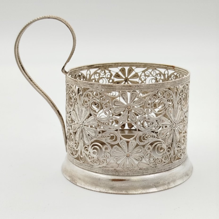 Подстаканник, выполненный в технике ажурной скани