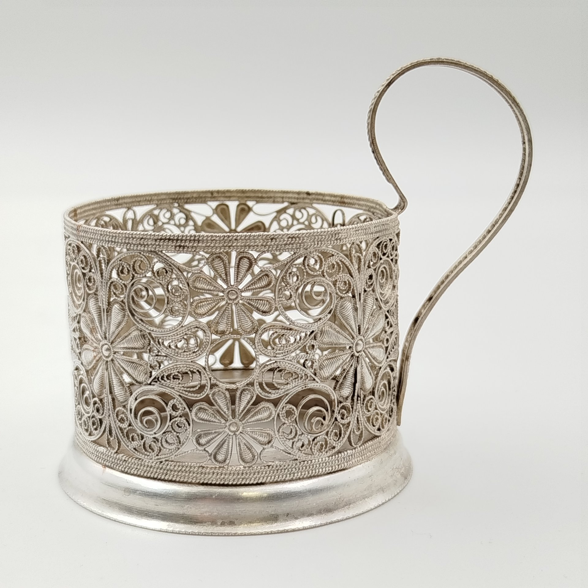 Подстаканник, выполненный в технике ажурной скани