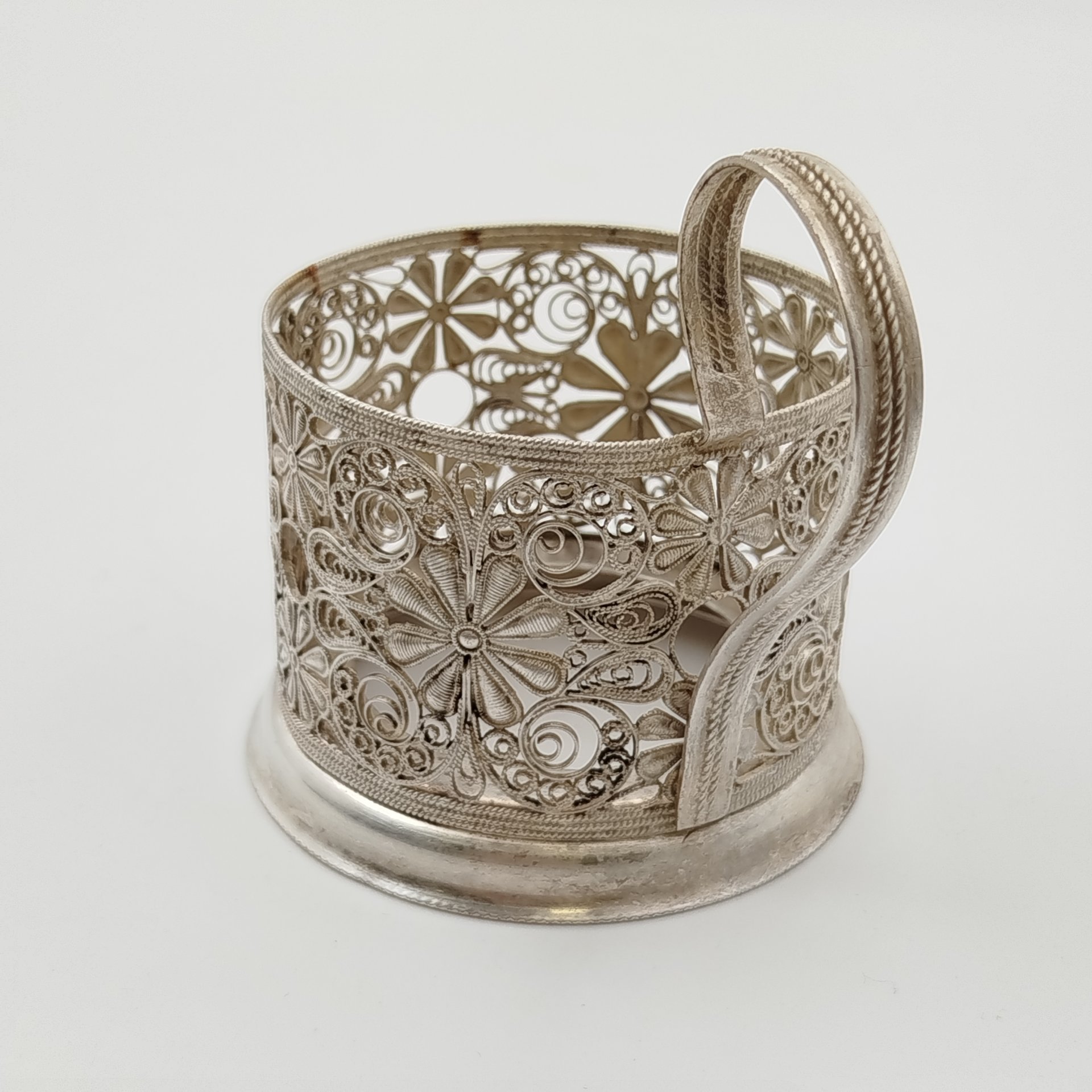 Подстаканник, выполненный в технике ажурной скани