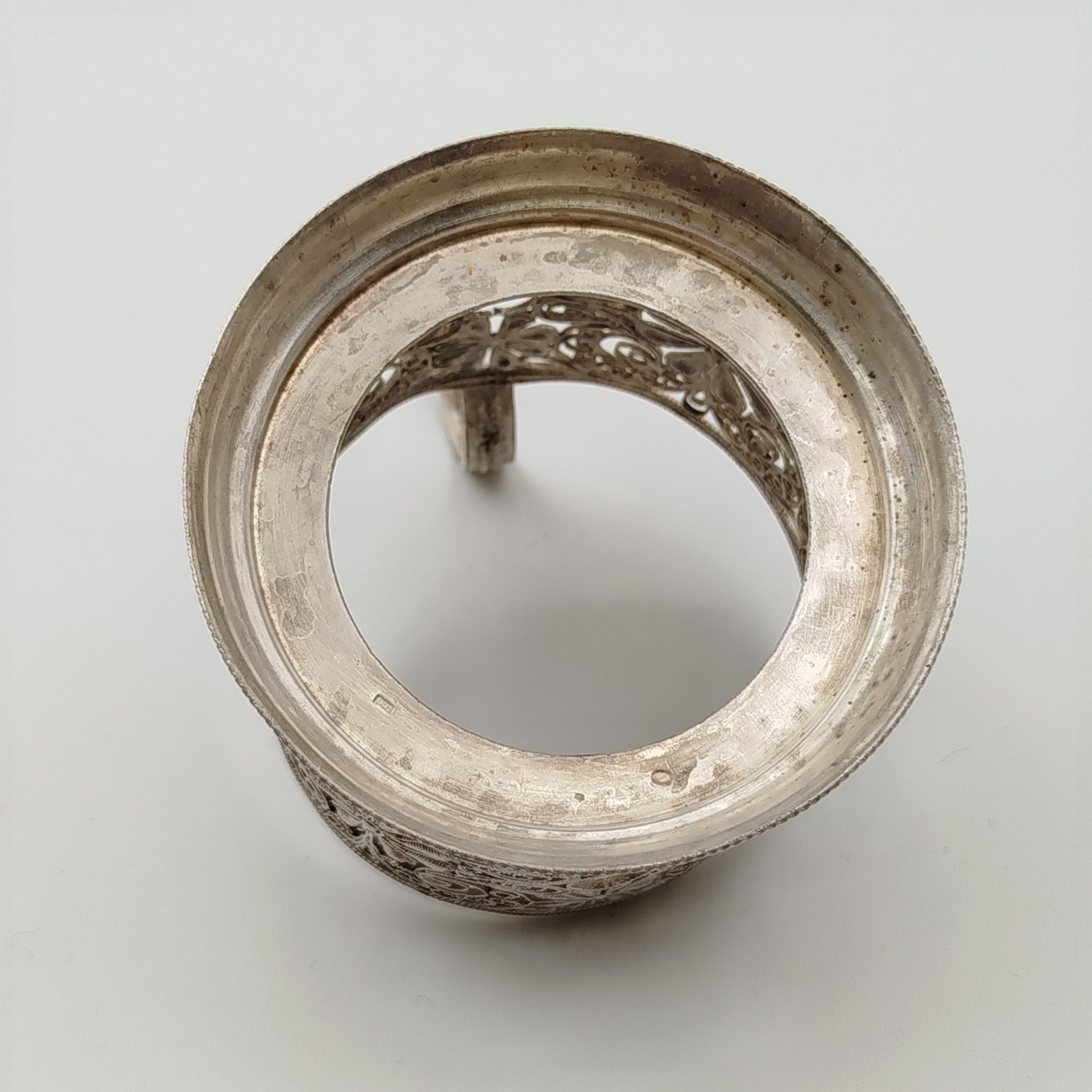 Подстаканник, выполненный в технике ажурной скани