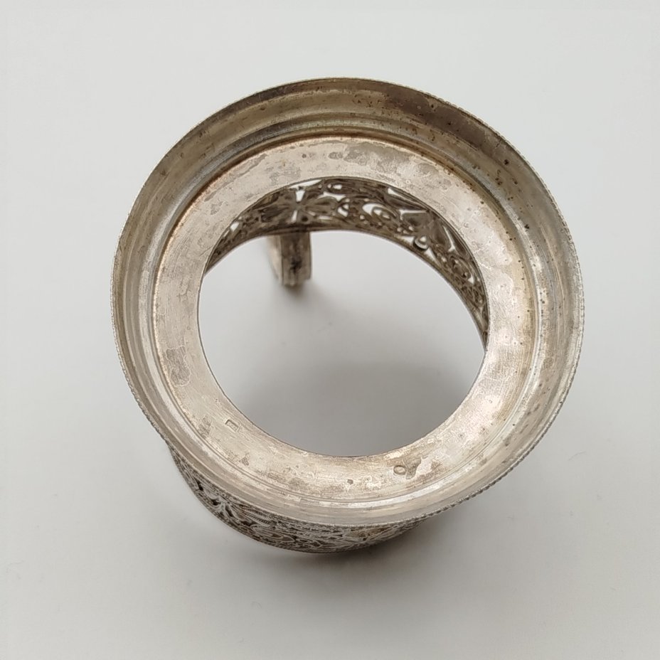 Подстаканник, выполненный в технике ажурной скани