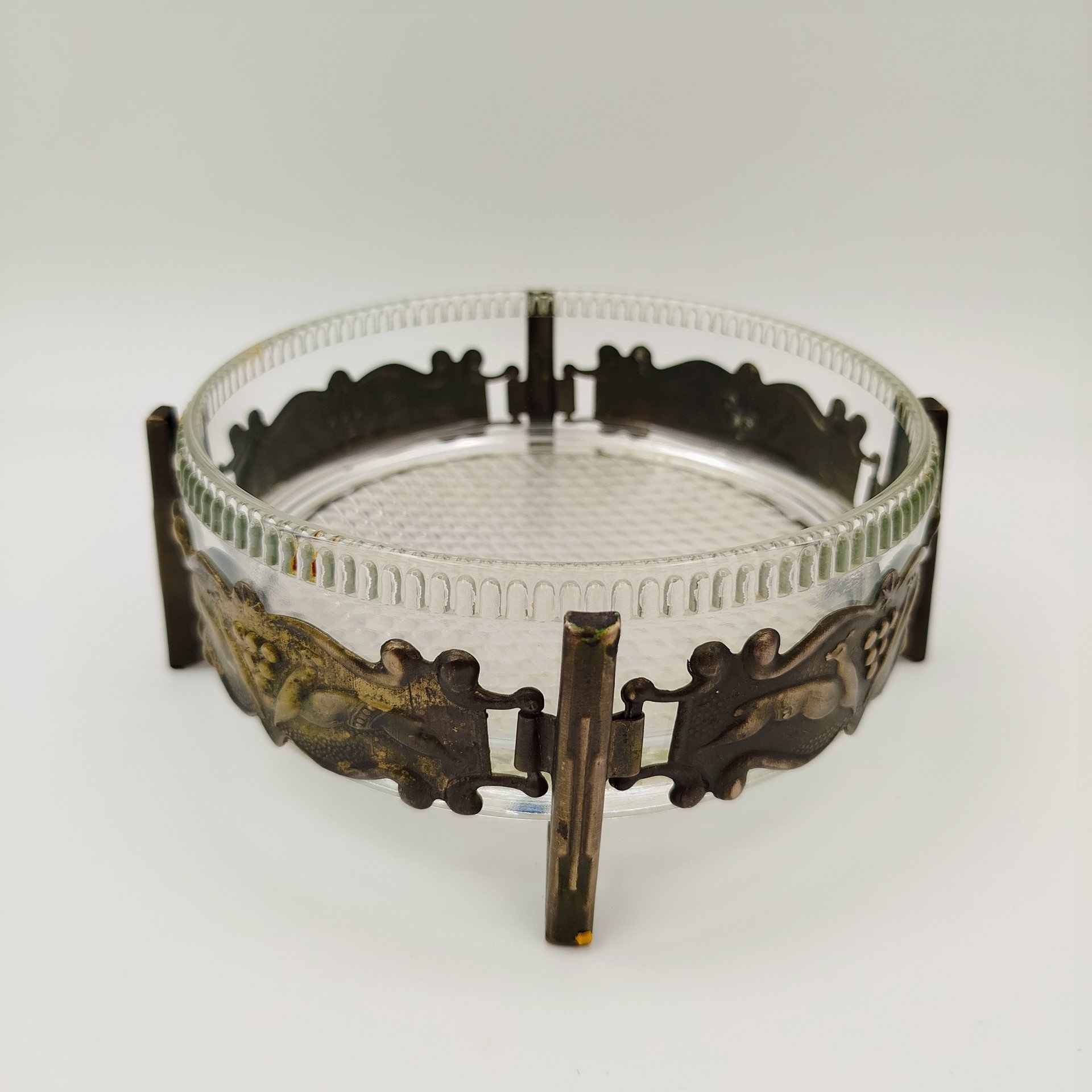 Пепельница массивная в металлической оправе с изображением оленей