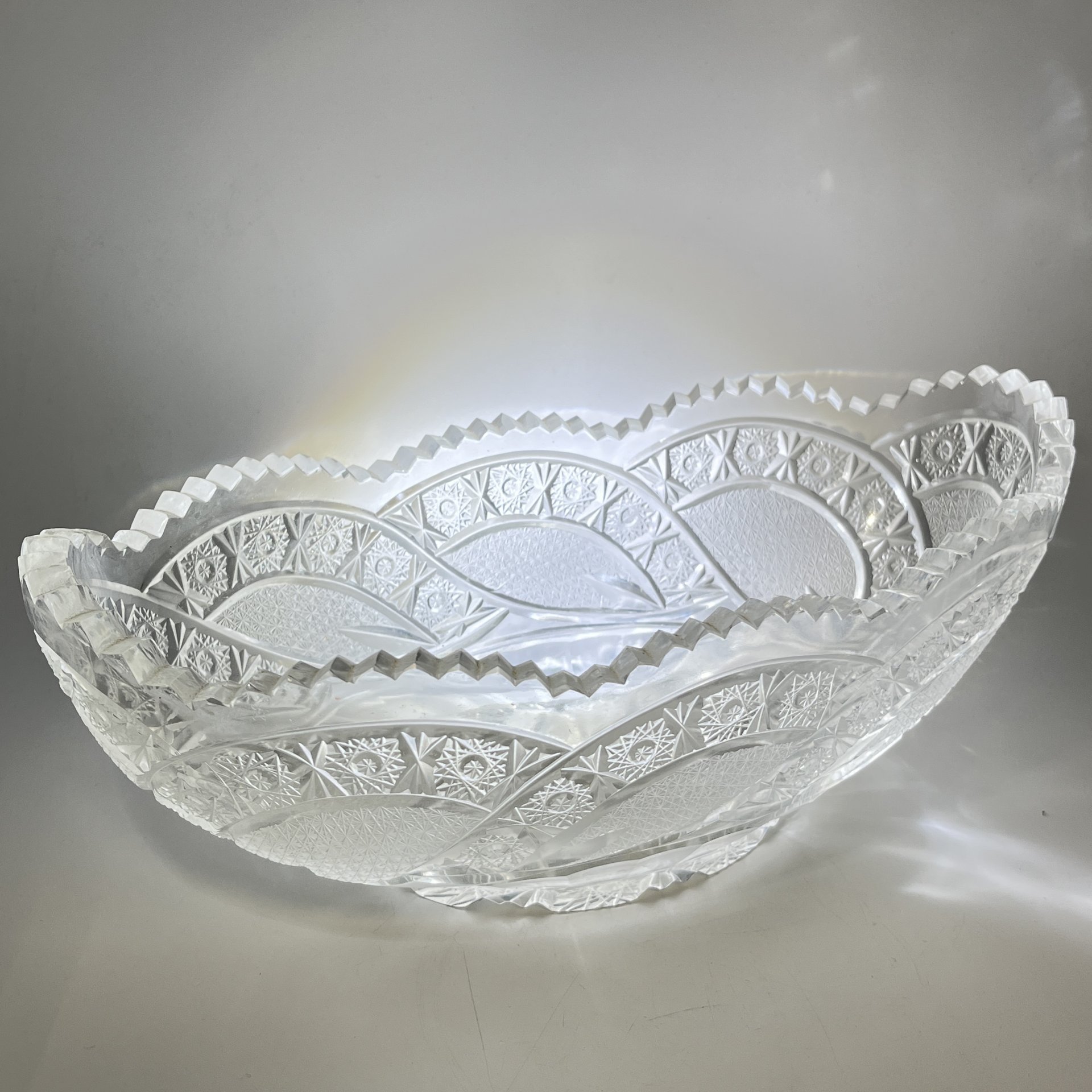 Большой салатник овальной формы с резным геометрическим декором, стекло, алмазная грань, СССР, 1970-1990 гг.