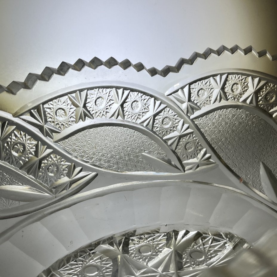 Большой салатник овальной формы с резным геометрическим декором