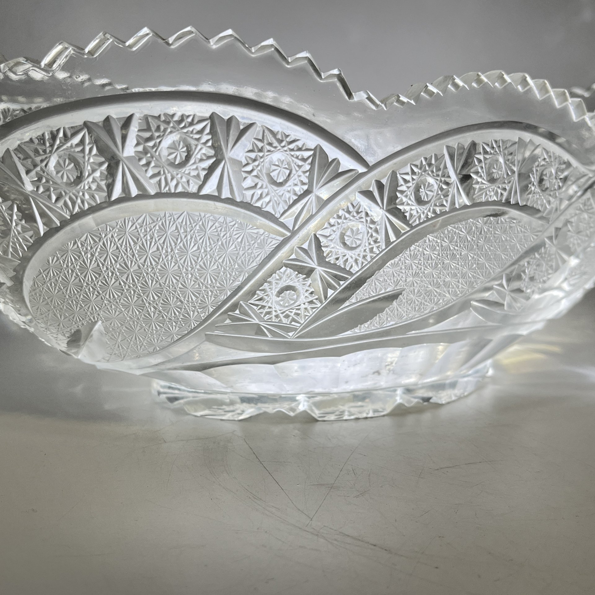 Большой салатник овальной формы с резным геометрическим декором, стекло, алмазная грань, СССР, 1970-1990 гг.