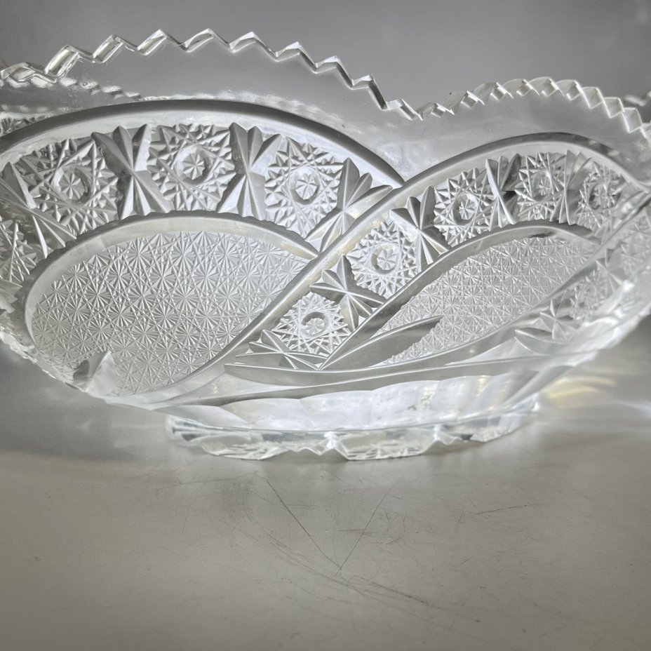 Большой салатник овальной формы с резным геометрическим декором