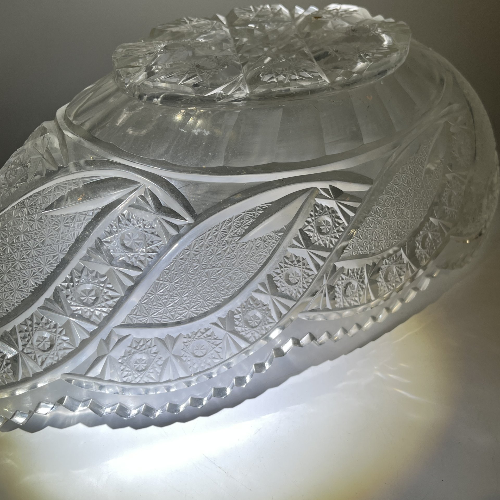 Большой салатник овальной формы с резным геометрическим декором, стекло, алмазная грань, СССР, 1970-1990 гг.