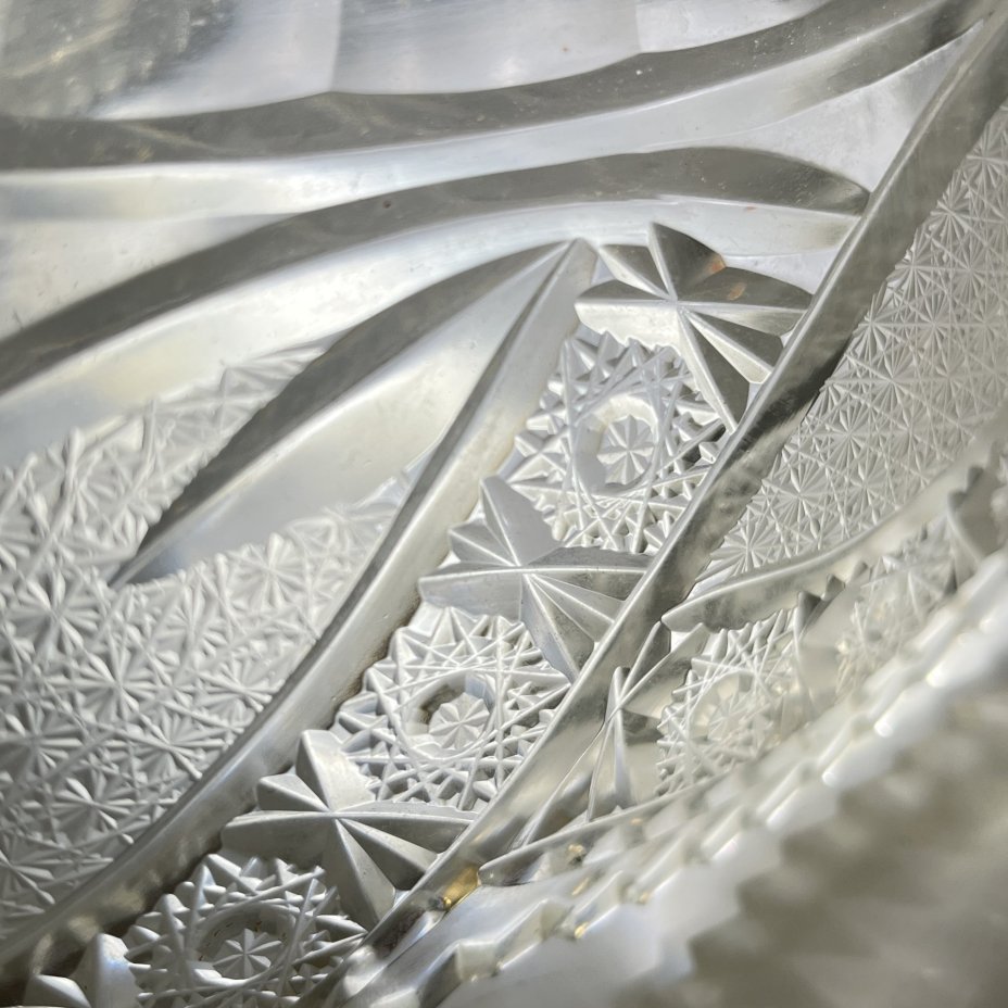 Большой салатник овальной формы с резным геометрическим декором