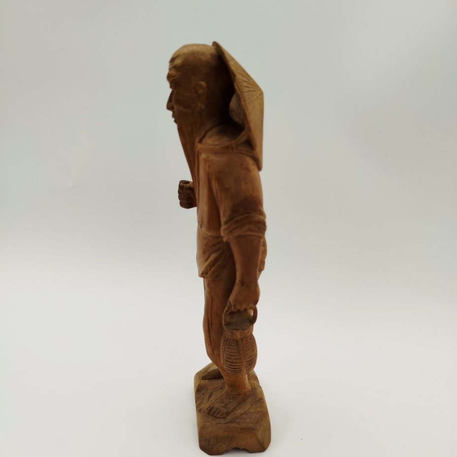 Статуэтка "Восточный старец с корзиной"