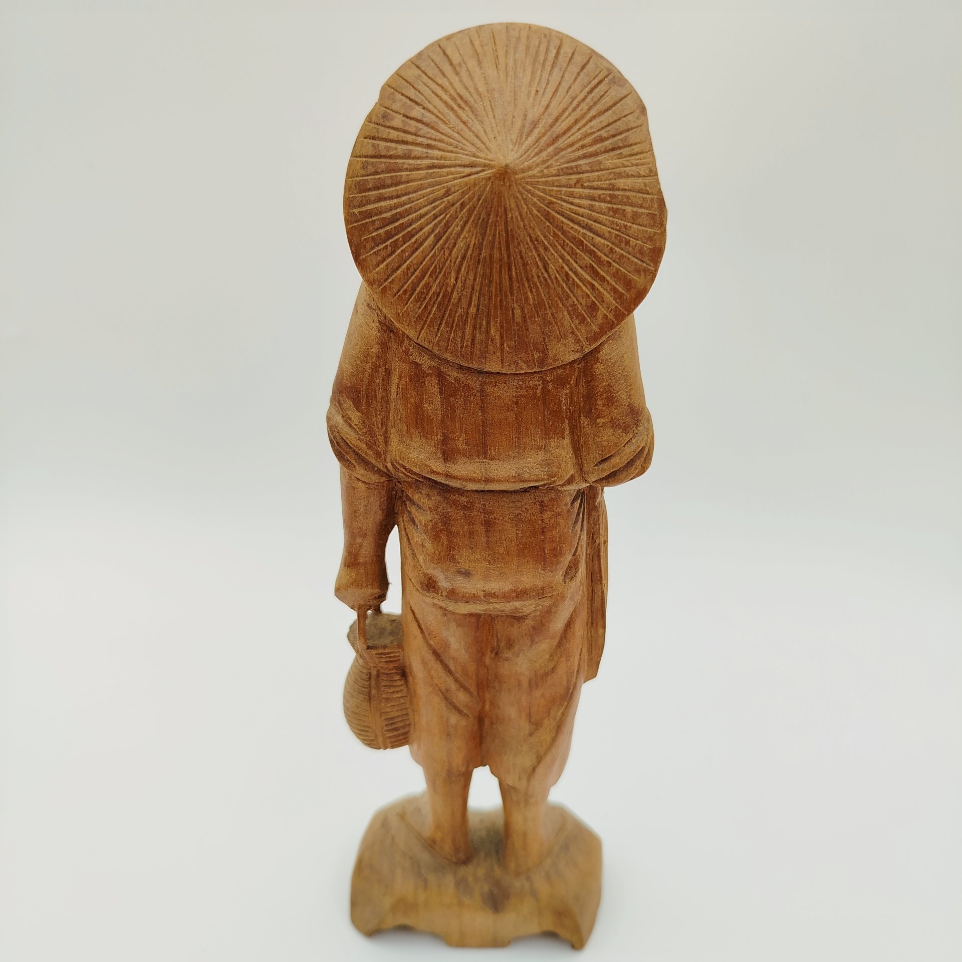 Статуэтка "Восточный старец с корзиной", дерево, резьба, Азия, 1950-1980 гг.