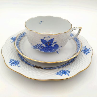 Трио чайное, выполненное в фирменном дизайне "Chinese Bouquet" ("Apponyi Blue"), фарфор, роспись, золочение, Herend (Херенд)