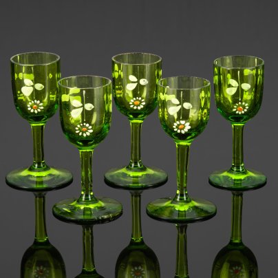 Набор ликерных рюмок зеленого оттенка с декором в виде ромашек (5 шт.), стекло, роспись эмалевыми красками, Западная Европа, 1910-1930 гг.