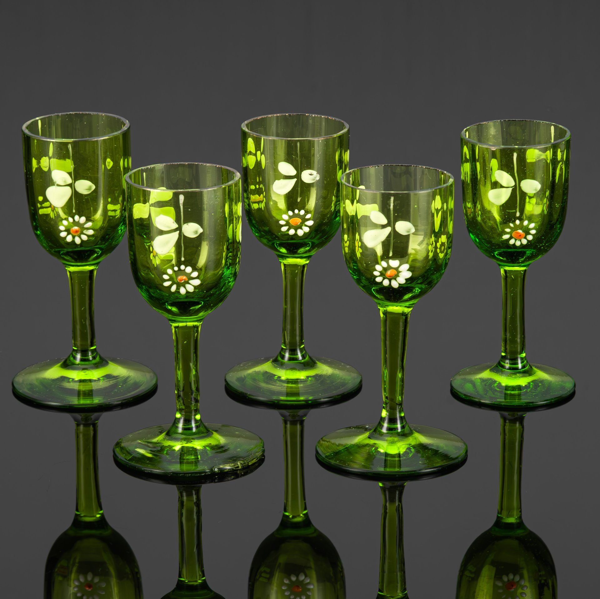Набор ликерных рюмок зеленого оттенка с декором в виде ромашек (5 шт.), стекло, роспись эмалевыми красками, Западная Европа, 1910-1930 гг.