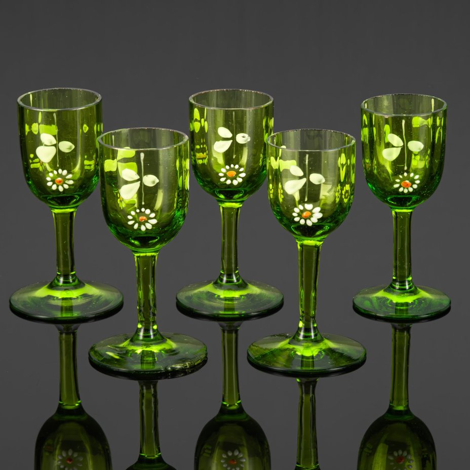 Набор ликерных рюмок зеленого оттенка с декором в виде ромашек (5 шт.), стекло, роспись эмалевыми красками, Западная Европа, 1910-1930 гг.