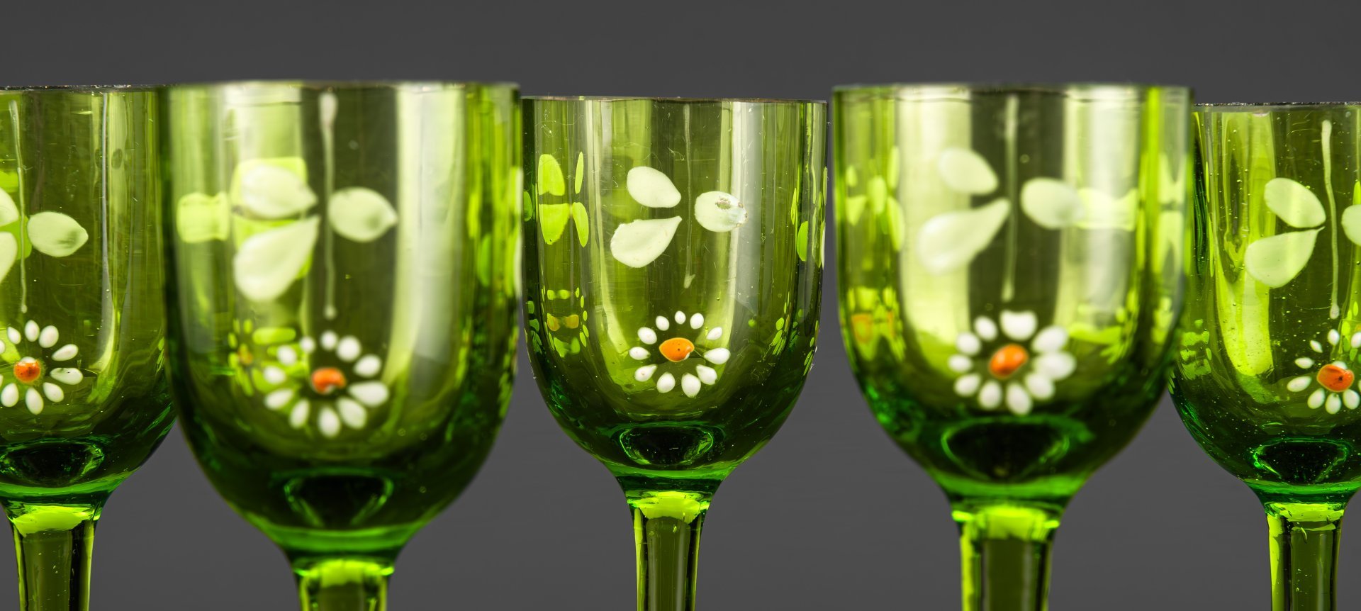 Набор ликерных рюмок зеленого оттенка с декором в виде ромашек (5 шт.), стекло, роспись эмалевыми красками, Западная Европа, 1910-1930 гг.