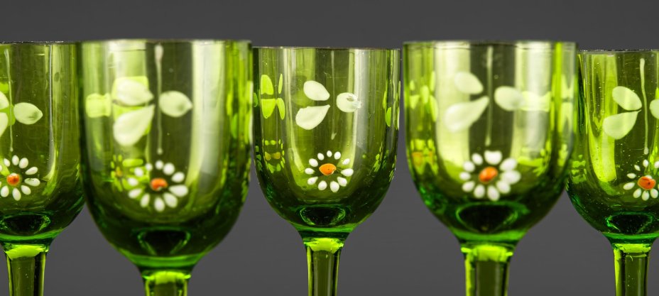 Набор ликерных рюмок зеленого оттенка с декором в виде ромашек (5 шт.), стекло, роспись эмалевыми красками, Западная Европа, 1910-1930 гг.