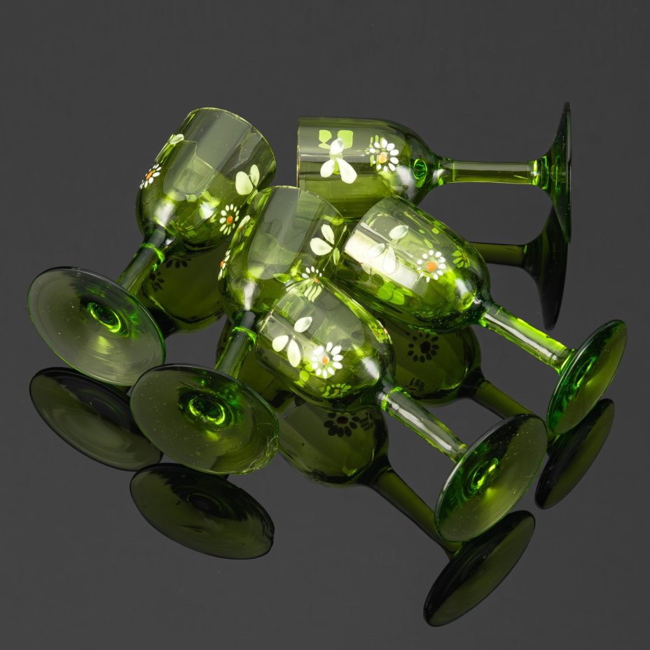 Набор ликерных рюмок зеленого оттенка с декором в виде ромашек (5 шт.), стекло, роспись эмалевыми красками, Западная Европа, 1910-1930 гг.