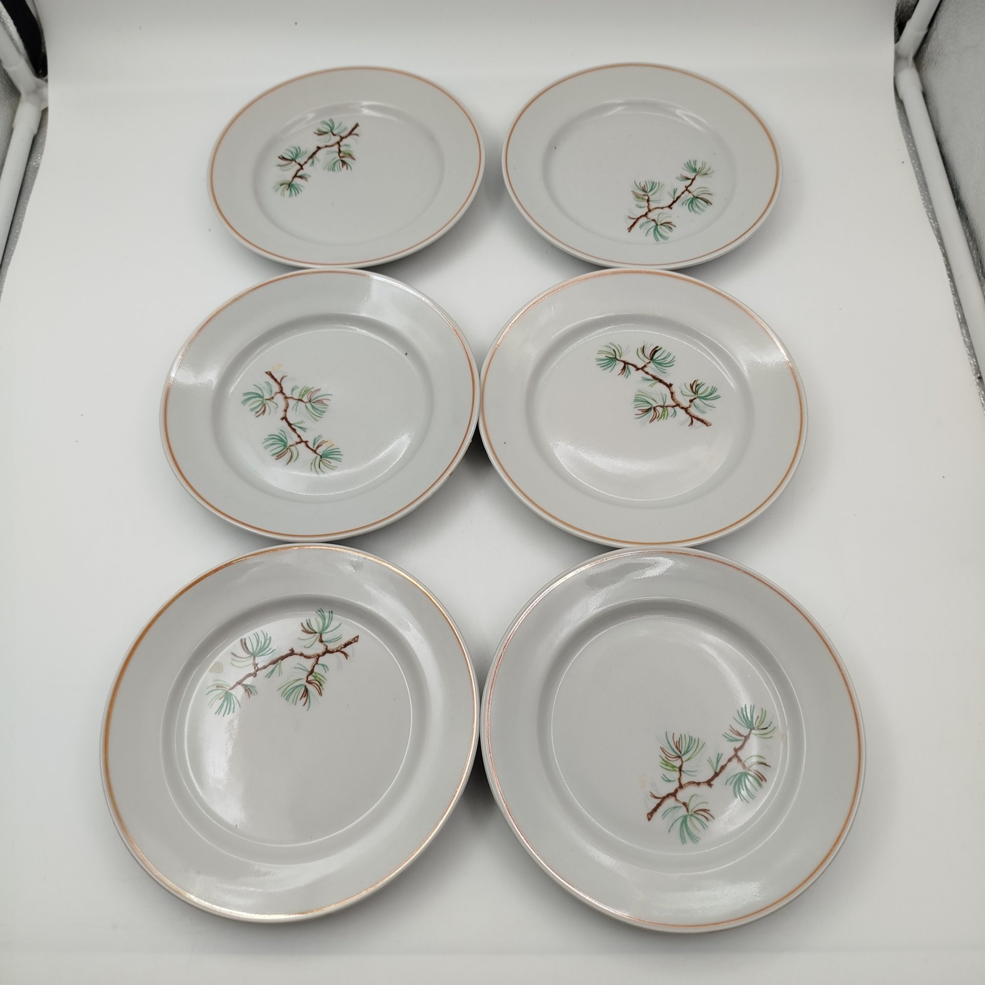 Набор пирожковых (закусочных) тарелок "Шишки" на 6 персон, фарфор, деколь, Фарфоровый завод «Пролетарий» (Бронница, Мста), СССР, 1976-1991 гг.