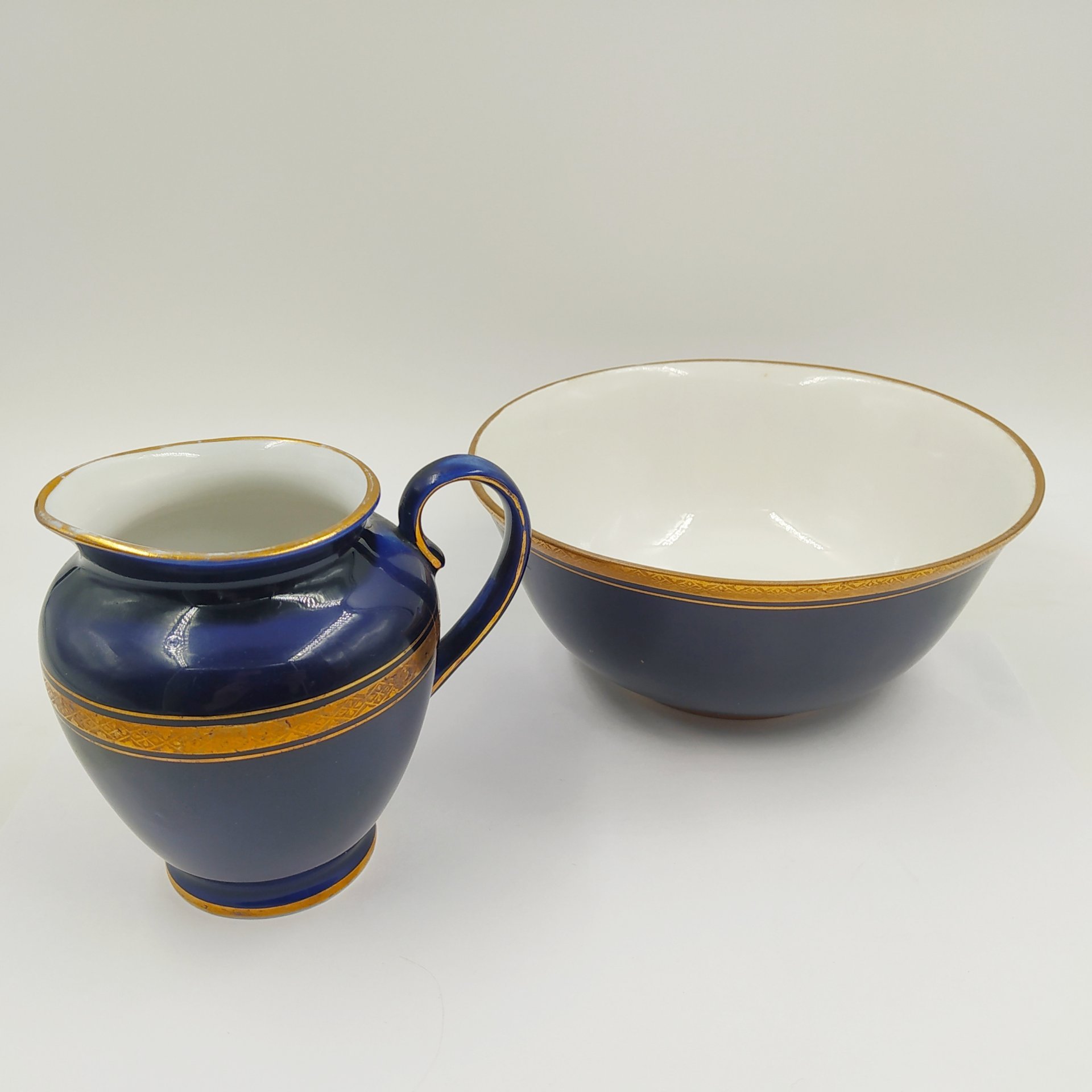 Набор из молочника и капельника с орнаментальным декором, фарфор, крытье кобальтом, золочение, Ленинградский фарфоровый завод (ЛФЗ), СССР, 1960-1970 гг.