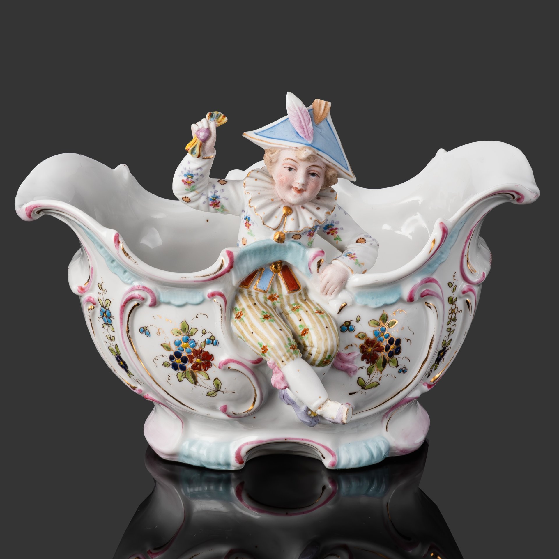 Кашпо с сидящим мальчиком