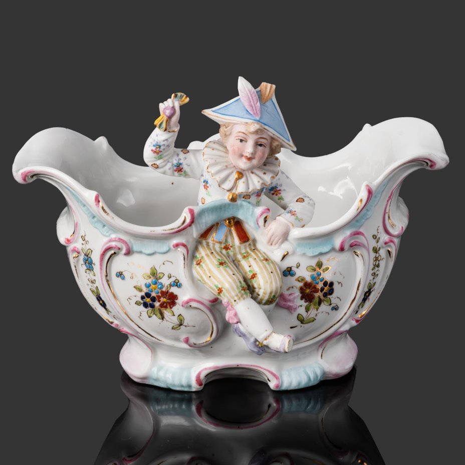 Кашпо с сидящим мальчиком