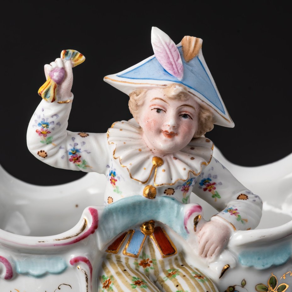 Кашпо с сидящим мальчиком