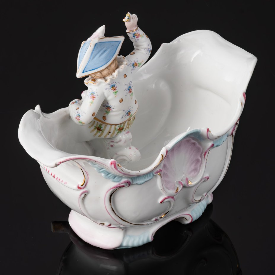 Кашпо с сидящим мальчиком